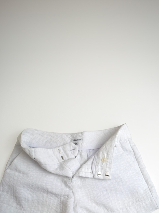 Calvin Klein Women's Chino Flat Front Short White Textured Pattern Size 2 - Picture 3 of 4